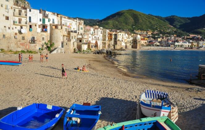 Une plage de Cefalù, en Sicile, le 1er janvier 2021.