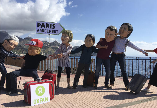 Des militants de l’ONG Oxfam mettent en scène Donald Trump se faisant prier par les autres dirigeants du G7 de respecter les accords de Paris.
