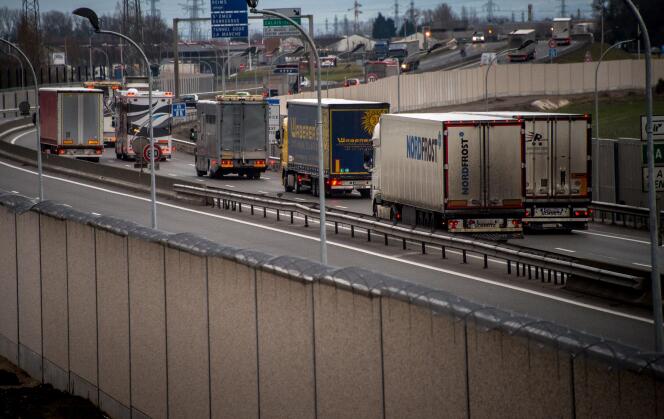 Camions circulant sur la rocade de Calais (Pas-de-Calais), le 2 février.