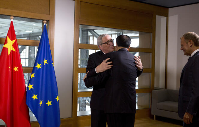 Jean-Claude Juncker, le président de la Commission européenne, embrasse le premier ministre chinois, Li Keqiang, à Bruxelles, le 1er juin.