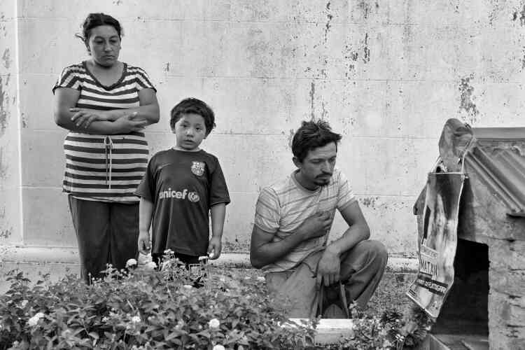 David Rivero et sa famille se recueillent devant la tombe de leur fils, Jose Carlos, décédé par intoxication aux produits agrochimiques.