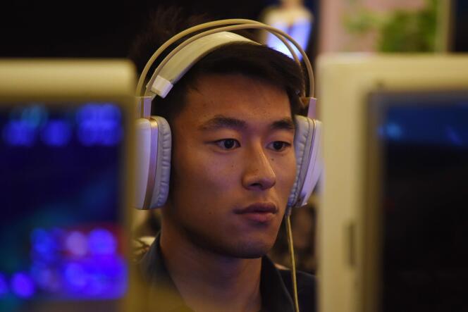 Un jeune internaute chinois dans un cybercafé de Pékin, le 1er juin.