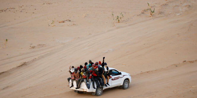 En mai 2016, voiture de migrants qui tentent de traverser le Sahara, au Niger, en partant d’Agadez pour rallier la Libye puis l’Europe.