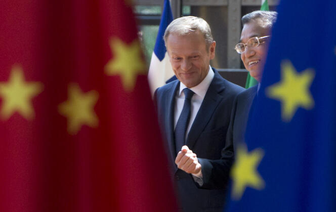 Le président du Conseil européen, Donald Tusk, aux côtés du premier ministre chinois,  Li Keqiang, à l’issue d’un sommet annuel entre Bruxelles et Pékin, le 2 juin 2017.