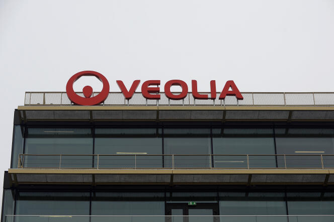 Apa Nova, dont 73 % des actions sont détenues par Veolia, a signé en 2000 deux contrats de concession sur l’approvisionnement en eau de Bucarest et de Ploiesti pour une période de vingt-cinq ans.