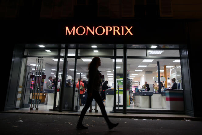 Une femme passe devant un Monoprix, ouvert le soir, le 5 octobre 2013.