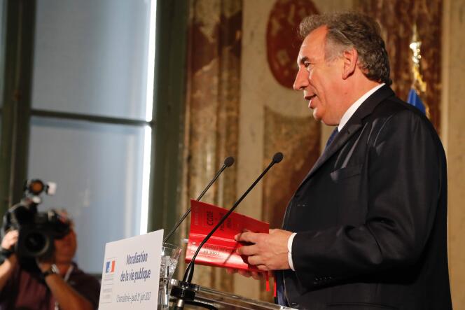 Le ministre de la justice, François Bayrou, présente son projet de la loi de moralisation de la vie publique à la Chancellerie,  le 1er juin 2017.