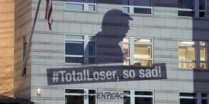 Projetée sur la façade de l’ambassade des Etats-Unis à Berlin, vendredi 2 juin, une bannière de Greenpeace montre Donald Trump avec pour slogan « #TotalLoser, so sad! », après son discours, jeudi 1er juin, annonçant le retrait de son pays de l’accord de lutte contre le réchauffement climatique conclu à Paris en 2015.