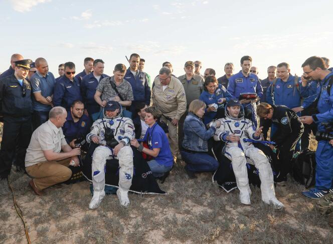 Les astronautes Thomas Pesquet et Oleg Novitski après leur atterrissage dans la steppe kazakhe, le 2 juin.