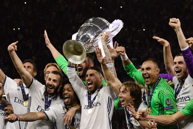 Sergio Ramos soulève le trophée de la Ligue des champions, le 3 juin.