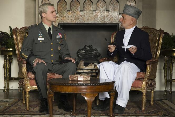 Le général McMahon (Brad Pitt) et le président Hamid Karzaï (Ben Kingsley ) dans  un face-à-face caricatural.