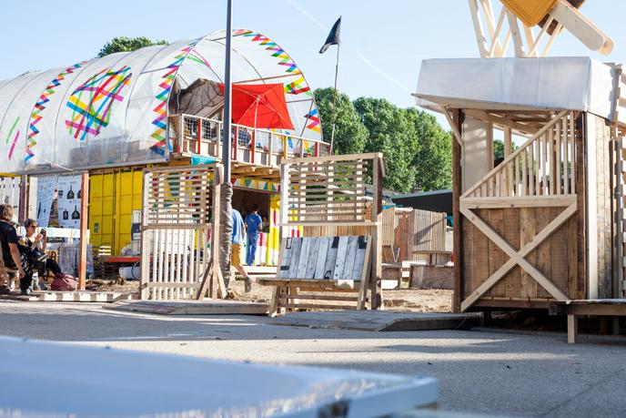 Installé sur la friche Miko au bord du canal de l’Ourcq et animé par l’association d’architectes Ballastock, le MobiLab propose des activités d’autofabrication (bricolage, construction, et création) à partir du réemploi de matériaux.