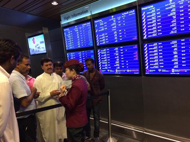 A l’aéroport de Doha, les passagers d’un vol annulé.