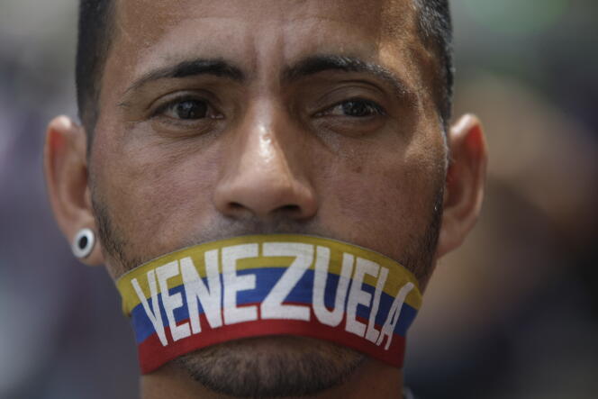 Un manifestant à Caracas, lundi 5 juin.