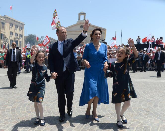 Joseph Muscat, sa femme Michelle et leurs deux filles saluent la foule, avant la cérémonie de prestation de serment de M. Muscat en tant que premier ministre de Malte, au palais du grand maître, à La Valette, le 5 juin.