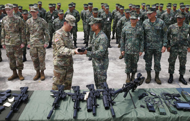Au cours d’une cérémonie entre responsables militaires américains et philippins, des centaines de mitrailleuses, de fusils d’assaut et de lance-grenades ont été donnés par Washington à Manille.