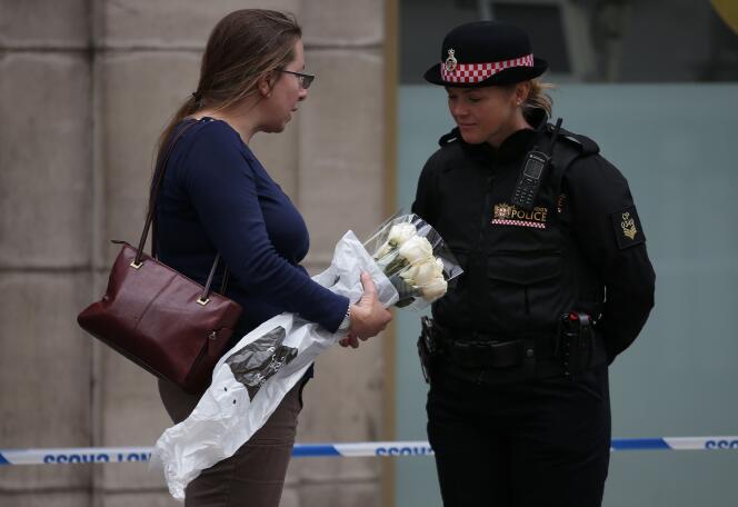 Des passants viennent déposer des fleurs dans la zone sécurisée du London Bridge, le 4 juin.