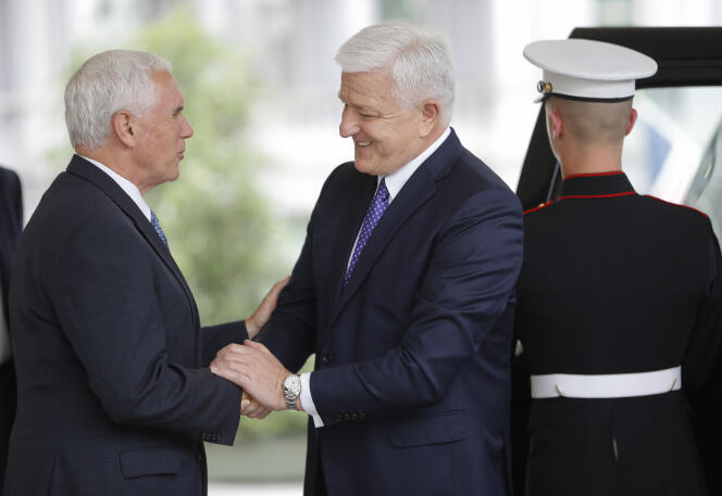 Le vice-président américain Mike Pence et le premier ministre du Monténégro Dusko Markovic, à Washington le 5 juin.