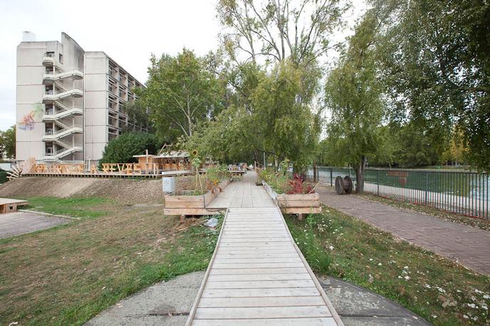 Résidence d’artiste et lieu de concert et d’exposition, installé dans un bâtiment désaffecté de la ZAC Alsthom Confluence à Saint-Denis, le 6B est devenu une adresse très prisée qui attire Dionysiens et Parisiens. Elle s’est notamment fait connaître par son festival d’été La Fabrique des rêves.