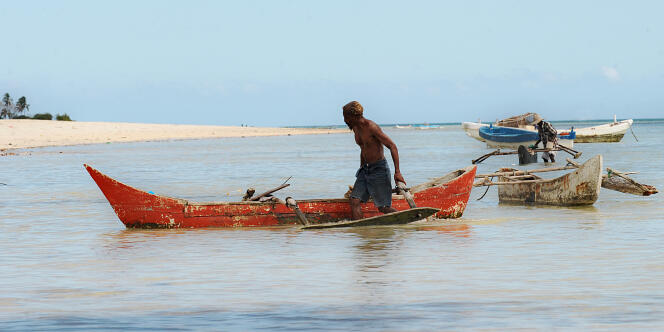 Un pêcheur comorien à bord de son kwassa-kwassa, à une quarantaine de kilomètres de Moroni.