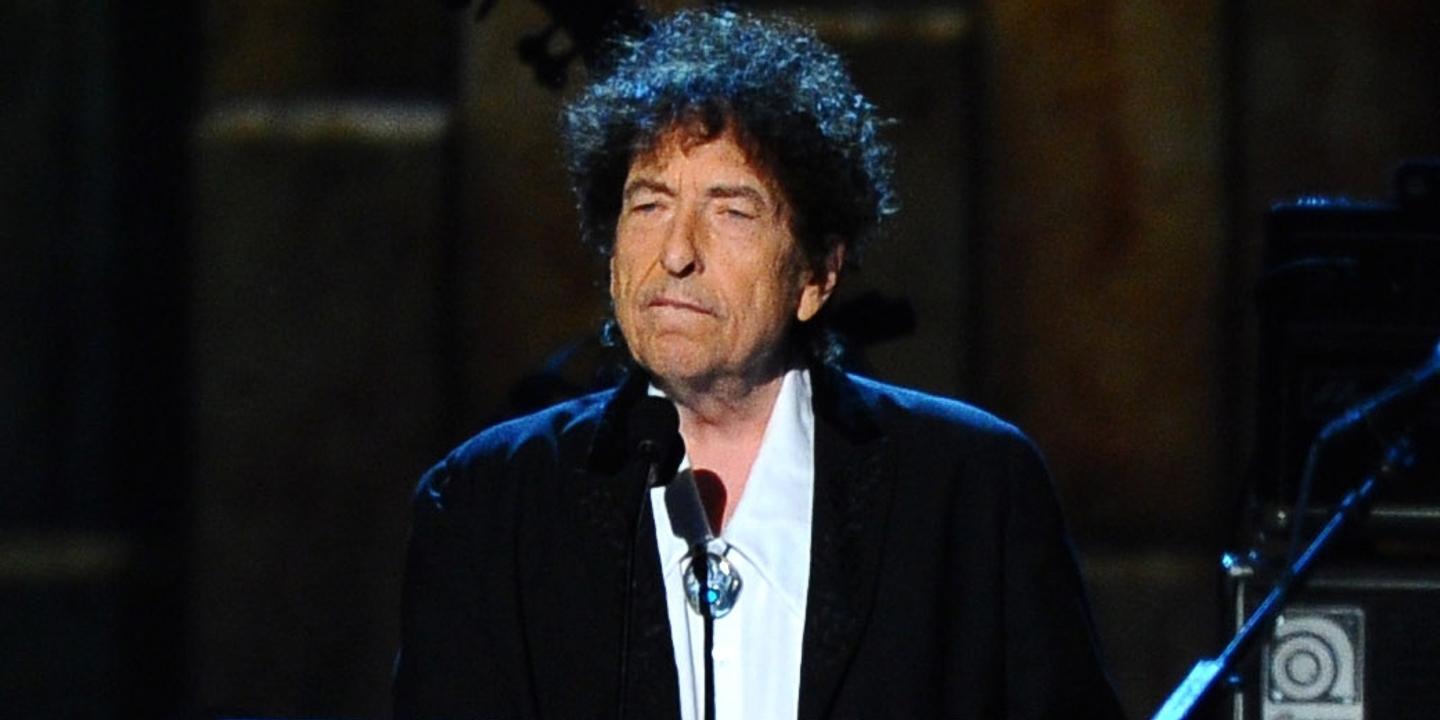Bob Dylan reçoit son prix Nobel sur une note d’Homère