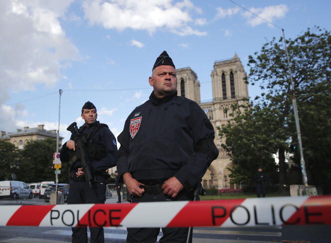 La police a bloqué l’accès au parvis de la cathédrale à la suite de l’agression d’un policier, le 6 juin.