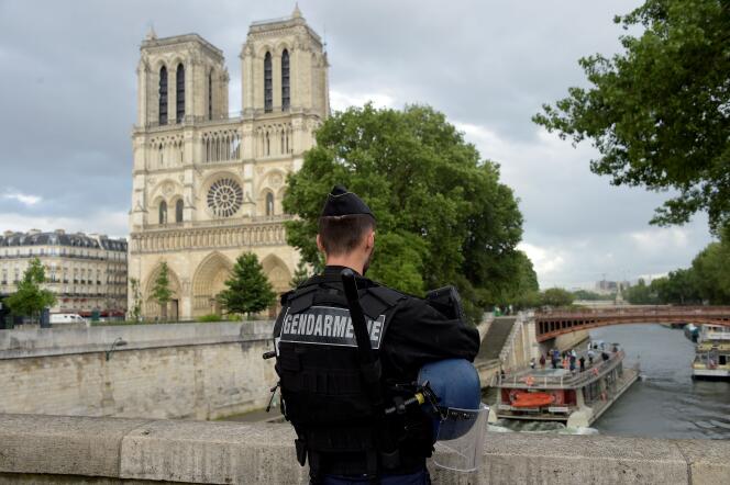 Un gendarme devant Notre-Dame, à Paris, le 6 juin.