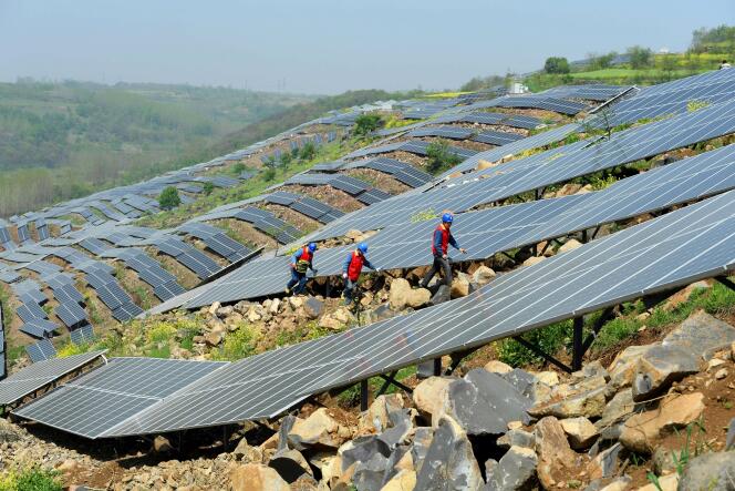 Modules photovoltaïques dans un village près de Chuzhou, à l’est de la province chinoise de l’Anhui, en avril.