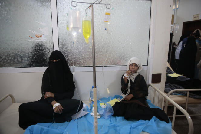 De jeunes filles sont traitées contre le choléra, dans un hôpital de Sanaa (Yémen), le 15 mai.