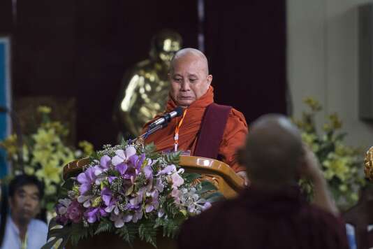 Ashin Wirathu, lors d’une réunion consécutive à l’interdiction de son mouvement, le 27 mai à Rangoun.