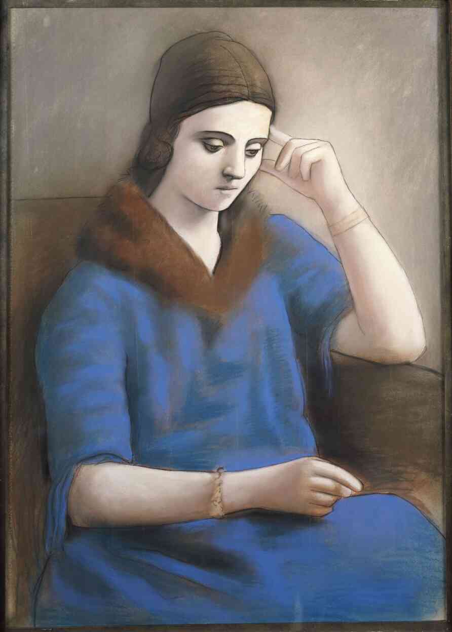 « Au début des années 1920, Picasso multiplie les portraits de facture classique où Olga, immobile, adopte une attitude pensive. La grande mélancolie de ces images, souvent associée au thème de la lecture, fait écho aux correspondances inquiètes que la danseuse entretient avec sa famille, restée en Russie. »