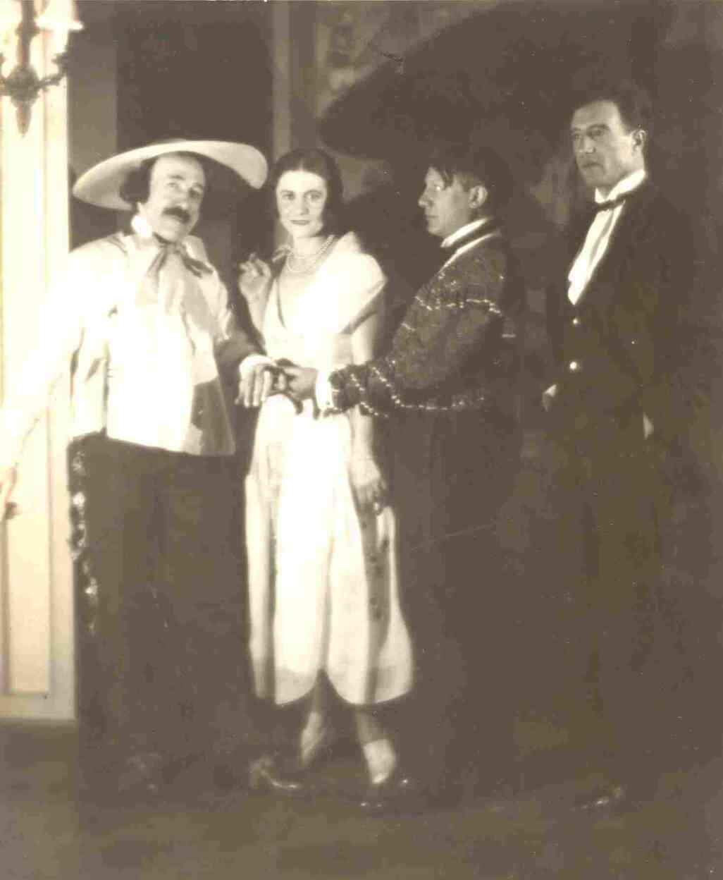 « Eugenia Errazuriz, riche mécène chilienne, organisa la rencontre entre Olga, Picasso, et le comte de Beaumont, bien connu pour l’organisation de réceptions fastueuses, qu’affectionnait Olga, comme ce bal de 1924, organisé dans son hôtel de la rue Masseran à Paris. »