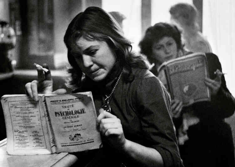 Femme lisant dans un café (1953).