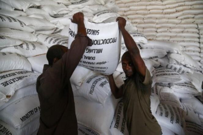 Des travailleurs manipulent des sacs de céréales dans un dépôt à Adama, le plus grand d’Ethiopie, prévu en cas d’urgence et de sécheresse.