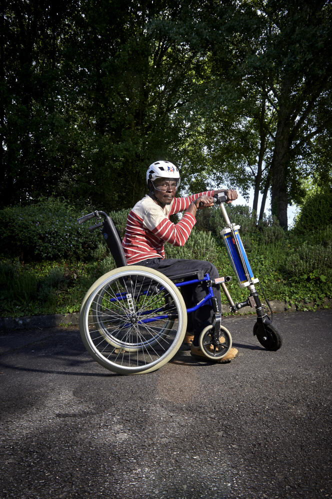 Adamou Amadou Souley, de l’association Human Kit, à Rennes, en Troti-E, une chaise roulante combinée à une trottinette électrique.