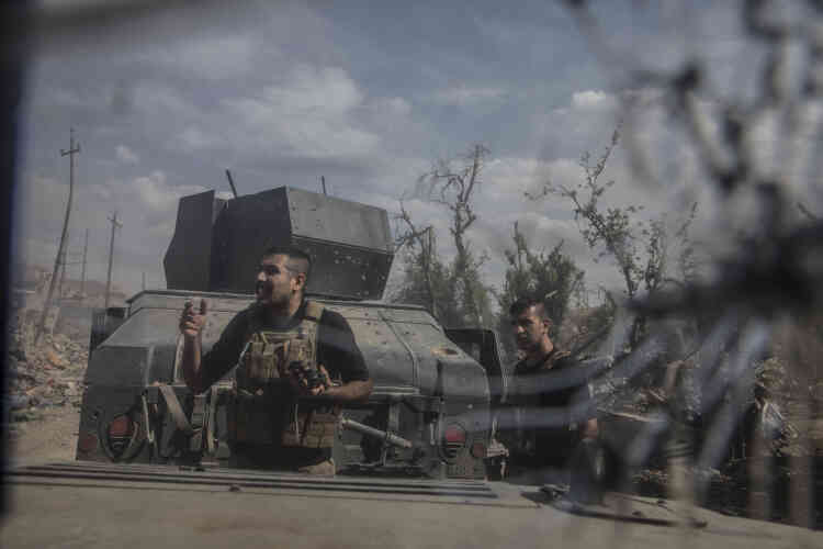 La tête de colonne de la première brigade des forces spéciales irakiennes prend le contrôle d’Al-Sahah, un des derniers quartiers de Mossoul à être encore tenu par l’EI.