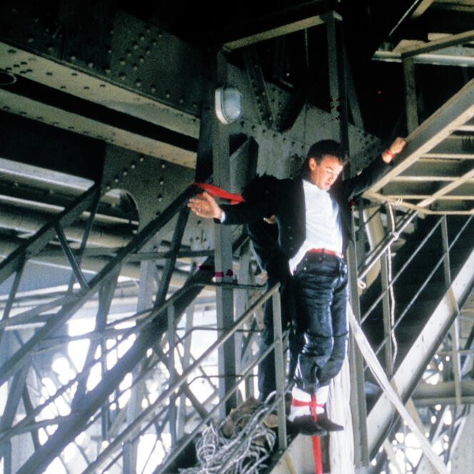 26 juin 1987, Paris. Alan John Hackett s’apprête à sauter du 2e étage de la tour Eiffel. L’agence Sygma est sur le coup.