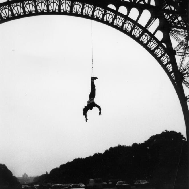 Paris, 26 juin 1987. Au petit matin, A. J. Hackett se jette du 2e étage de la tour Eiffel, les pieds retenus à un élastique.