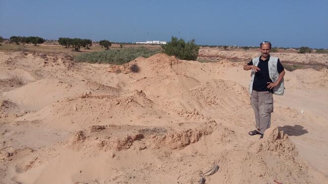 Le cimetière des noyés de Zarzis : pas de pierres tombales ni de stèles, seuls des monticules et des cônes de sable indiquent l’emplacement des corps de migrants morts en tentant la traversée de la Méditerranée par la libye et refoulés sur les plages tunisiennes par la marée.