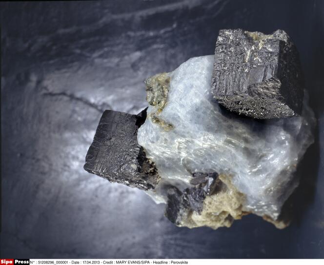 Cristal de pérovskite. Ce minéral est connu depuis 1839, mais son intérêt dans le domaine photovoltaïque n’a été découvert que récemment.