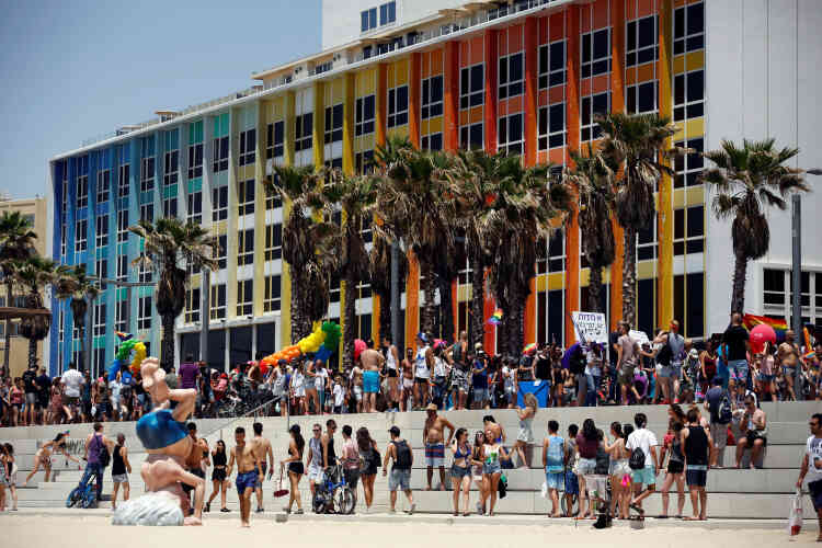 Une foule jeune et joyeuse de dizaines de milliers d’homosexuels, transsexuels et leurs sympathisants a défilé vendredi 9 juin au son de la musique dance à Tel-Aviv, au cours de la plus grande Marche des fiertés du Moyen-Orient.
