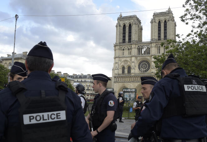 Des policiers, le 6 juin devant la cathédrale de Notre-Dame à Paris.