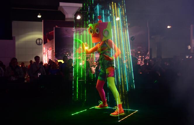 Un danseur divertit la foule sur le stand d’Ubisoft, lors du salon Electronic Entertainment Exposition, en juin 2016 à Los Angeles.