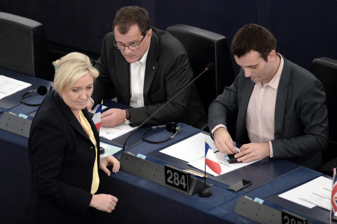 Marine Le Pen, Louis Aliot et Florian Philippot, en décembre 2015 au Parlement européen de Bruxelles.