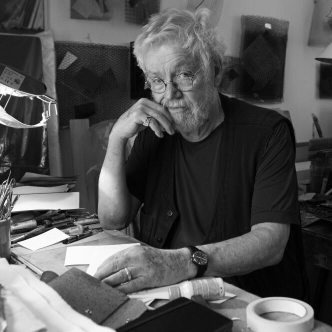Portrait d’Arthur-Luiz Piza (Arthur Luiz), sculpteur et graveur brésilien, dans son atelier de Paris en 2008.