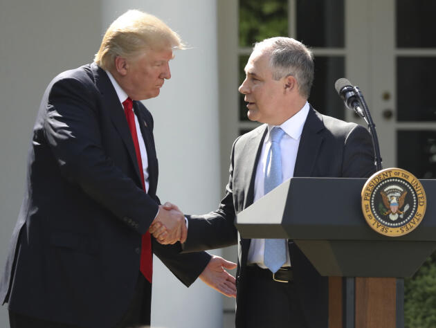 Le 1er juin 2017, Donald Trump avec Scott Pruitt, le nouveau patron de l’Agence américaine de protection de l’environnement (EPA), à la Maison Blanche, après la décision du président américain de sortir des accords de Paris sur l’environnement.