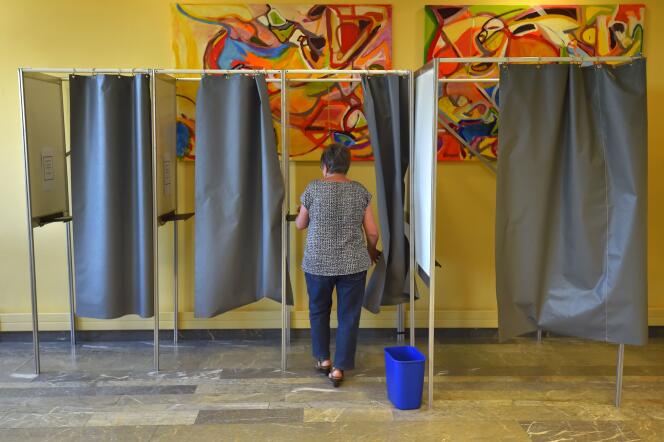 Dans un bureau de vote de Vertou (Loire-Atlantique), en juin 2017.