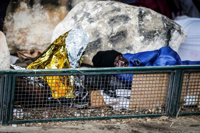 Des migrants dans un campement de fortune près de Porte de la Chapelle (Paris), le 9 juin.