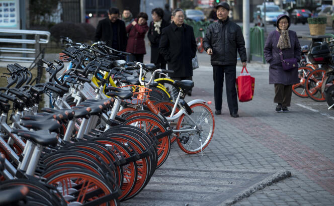 Des vélos partagés des géants Mobike et Ofo, à Shanghaï, en janvier 2017.