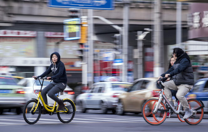 A Shanghaï, des usagers de Mobike, l’un des deux pionniers de la location de vélos en Chine avec Ofo.